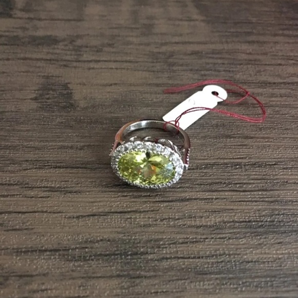 Sterling Silver Ring with green stone - Picture 1 of 5